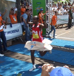 Tanzaniano e queniana vencem meia-maratona na Capital