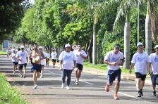 Volta da UFMS reúne mil corredores. (Foto: João Garrigó)